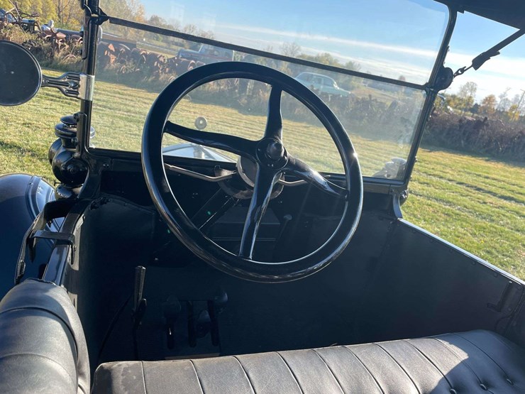 1917-model-t-touring-image-63