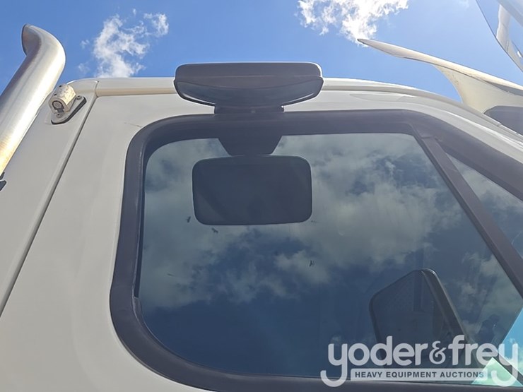 2011-freightliner-cascadia-125-image-63