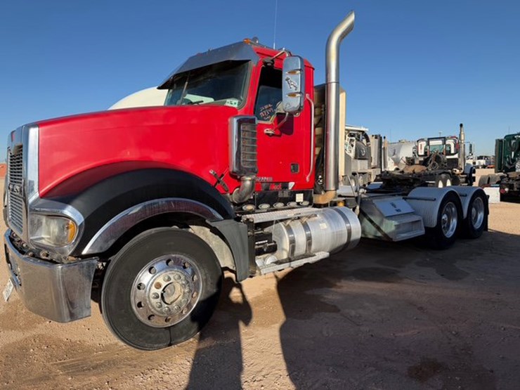 2010-mack-titan-image-1