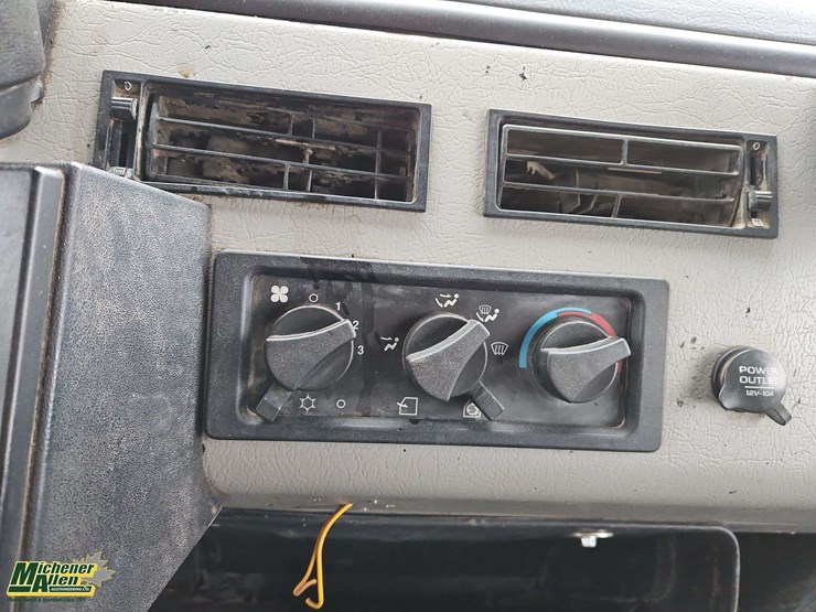 2004-freightliner-fl80-image-35