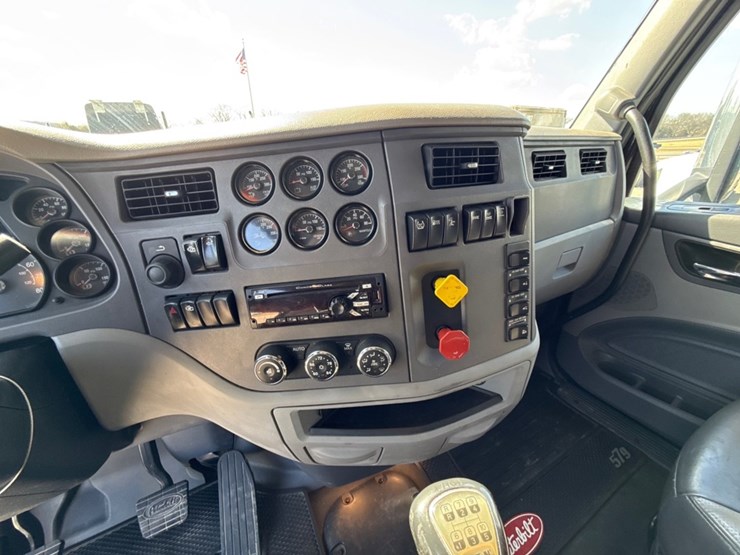 2018-peterbilt-579-image-37