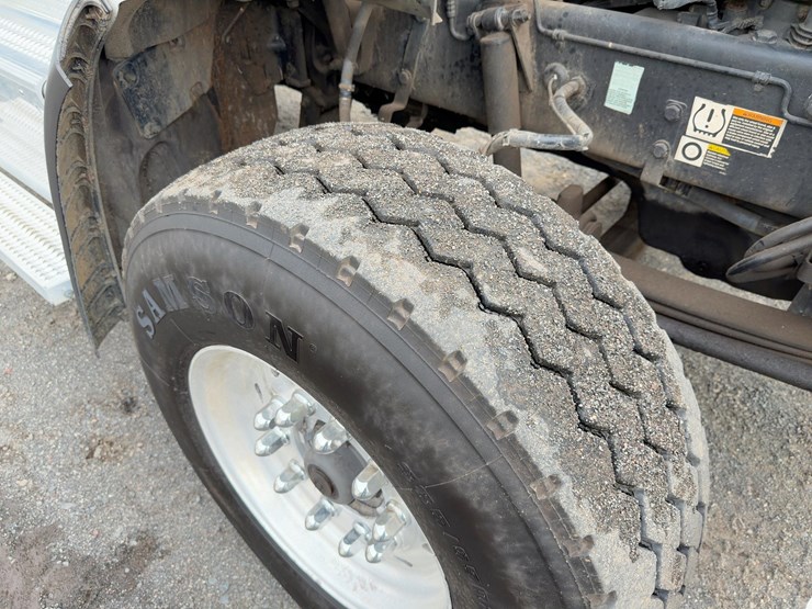 2015-peterbilt-567-image-12