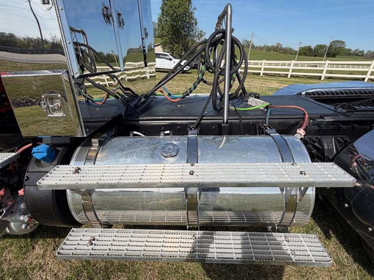 #31771-•-2015-caterpillar-tandem-axle-truck-tractor-image-5