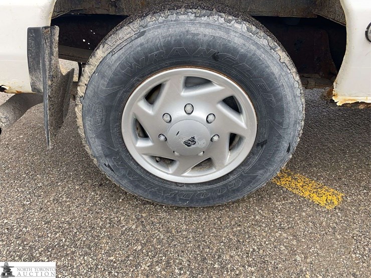 2011-ford-cargo-image-27