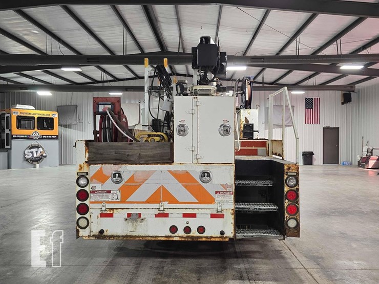 2012-freightliner-m2-106-image-8