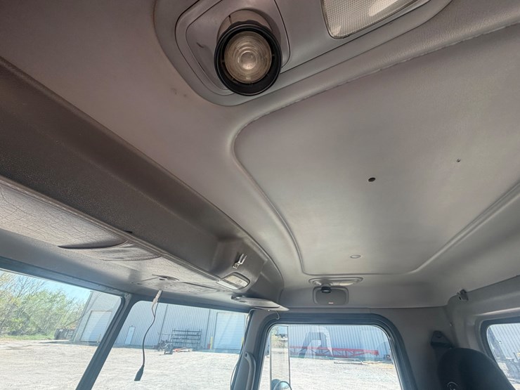 2009-peterbilt-367-image-47