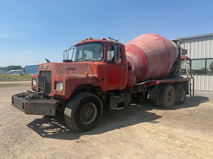 #31932-•-1986-mack-dm6-tandem-axle-concrete-truck-image-1