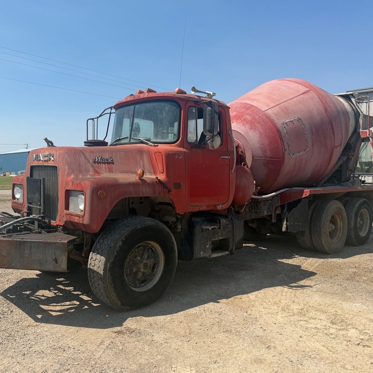 #31932 • 1986 MACK DM6 TANDEM AXLE CONCRETE TRUCK
