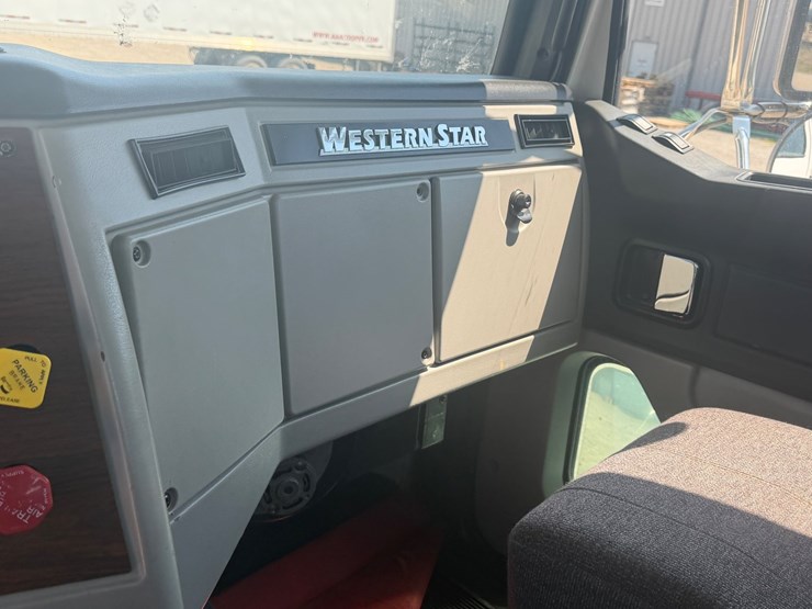2016-western-star-4700-image-47