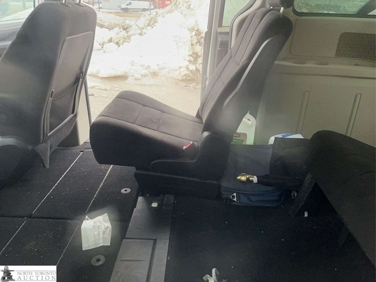 2013-dodge-grand-caravan-se-image-17