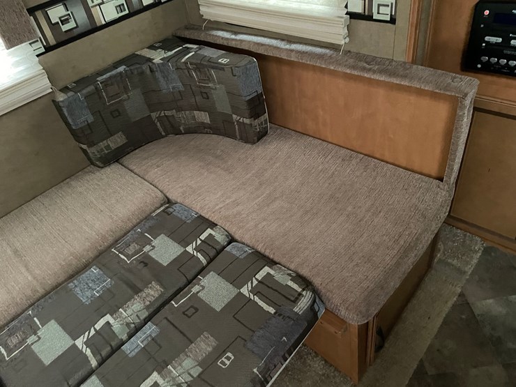 #201-•-2014-palomino-puma-253-fbs-27'-fifth-wheel-camper-(has-wi-title)-image-87