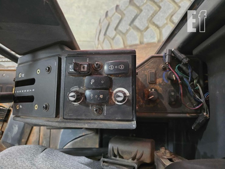 2012-deere-772g-image-19