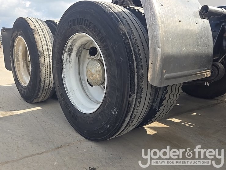 2012-freightliner-cascadia-125-image-17