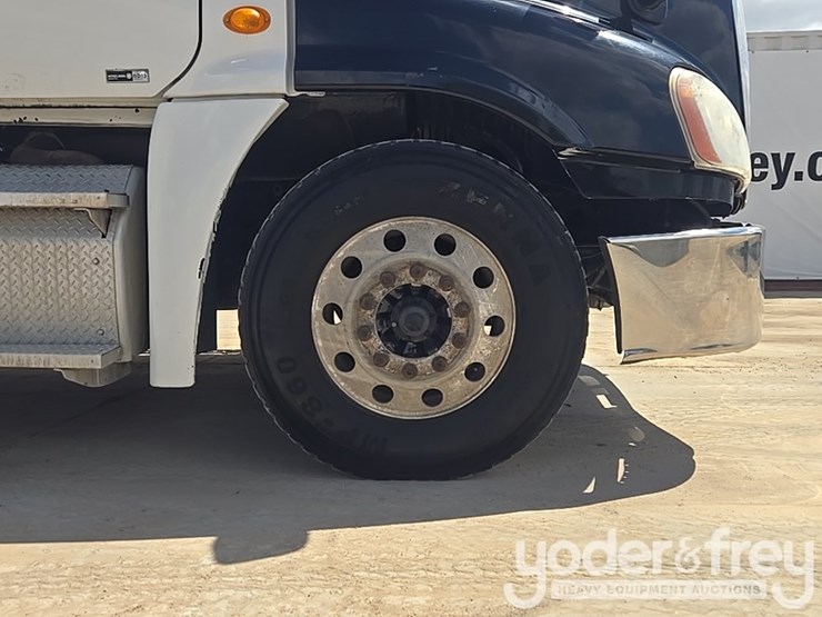 2011-freightliner-cascadia-125-image-14