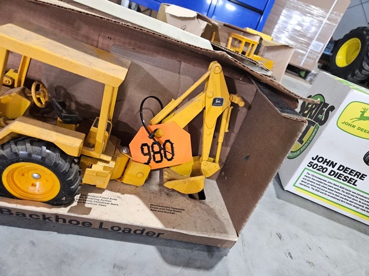 #980-•-john-deere-backhoe-loader-1/16-die-cast-toy-image-2