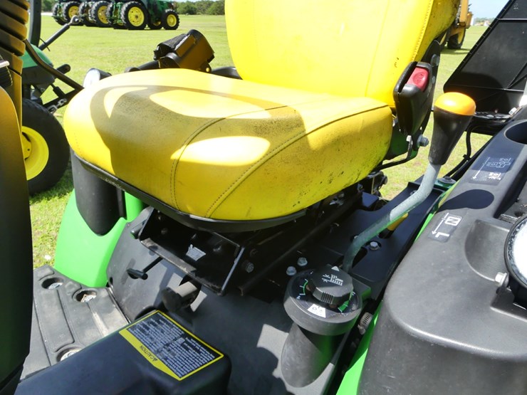 2022-john-deere-1025r-image-11