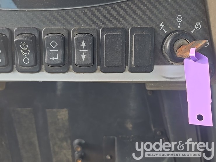 2016-case-750m-image-96