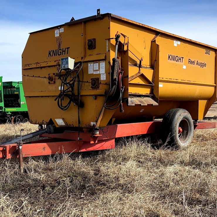 Knight 3042 Reel Auger Feed Wagon