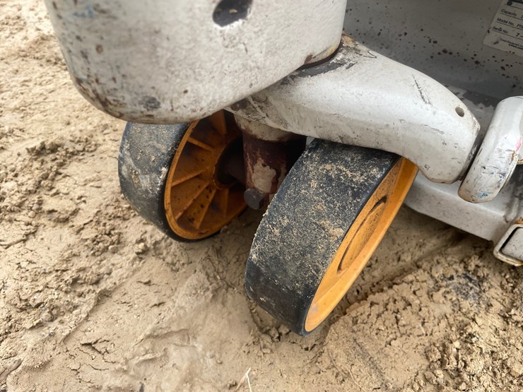 #3917-•-crown-5,000-lbs.-pallet-jack-image-8