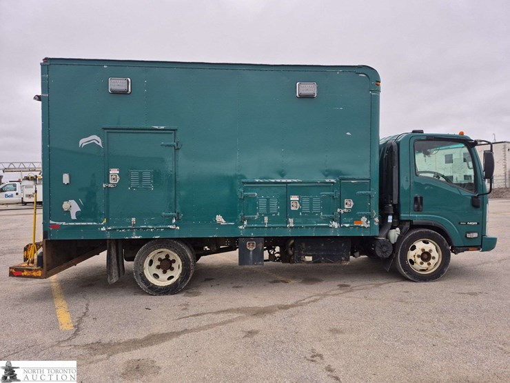 2016-isuzu-nqr-image-4