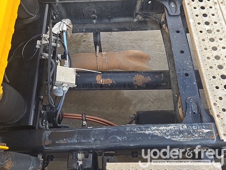 2012-freightliner-cascadia-125-image-32