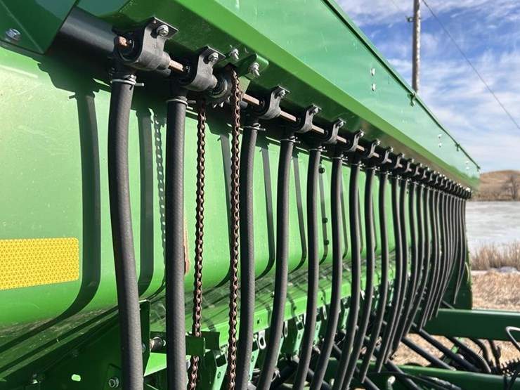 2004-john-deere-1590-image-40