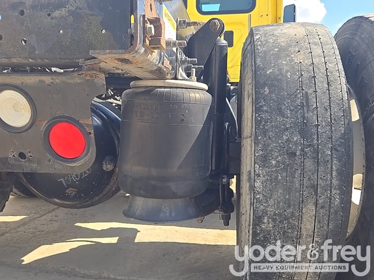 2014-freightliner-cascadia-113-image-36