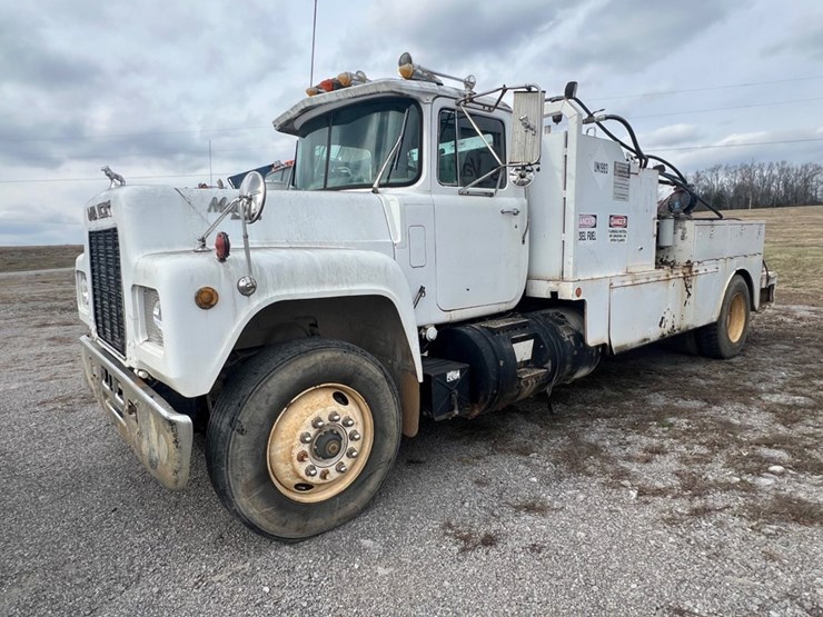 #31721-•-1989-mack-r690t-single-axle-fuel-truck-image-1