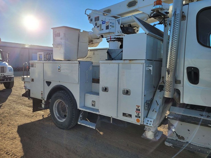 2014-freightliner-m2-106-image-3