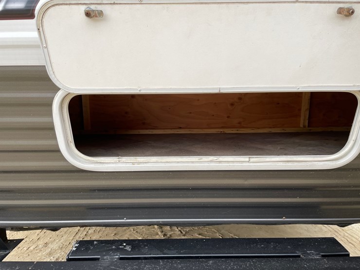 #201-•-2014-palomino-puma-253-fbs-27'-fifth-wheel-camper-(has-wi-title)-image-28