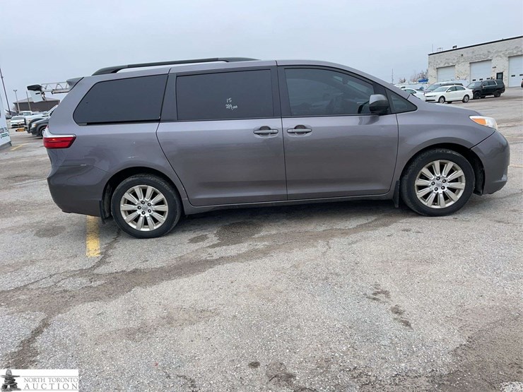 2015-toyota-sienna-image-4