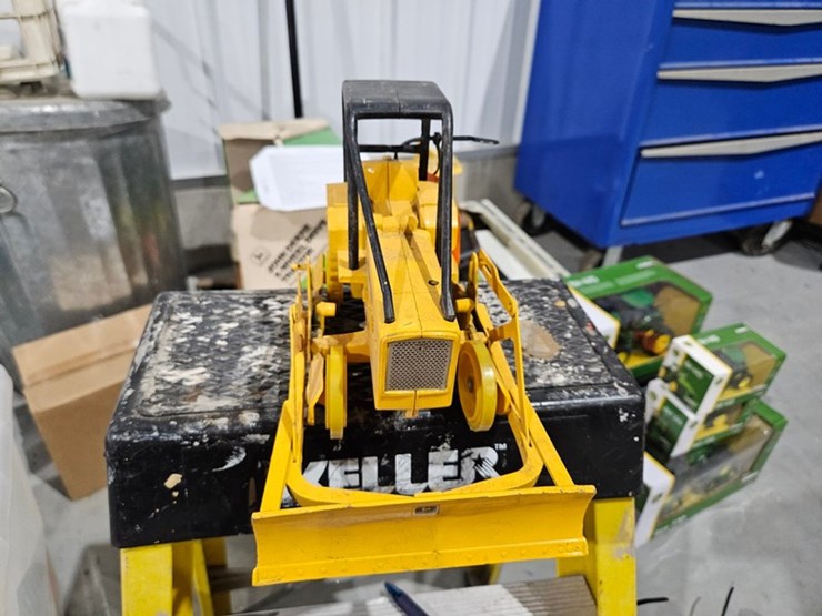 #983-•-john-deere-dozer-1/16-die-cast-toy-image-8