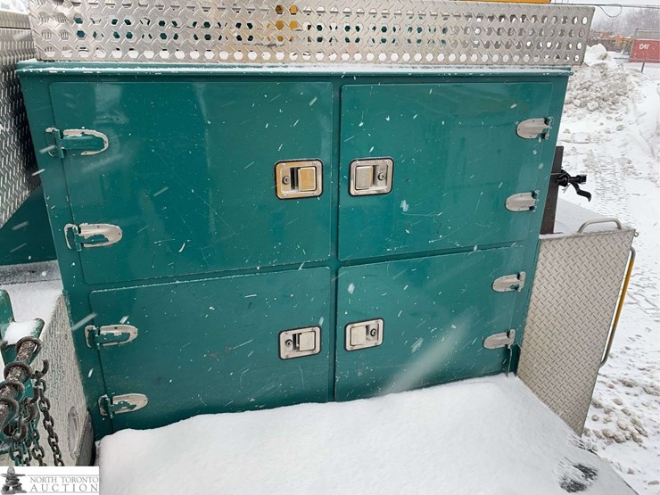 2011-freightliner-m2-106-image-29