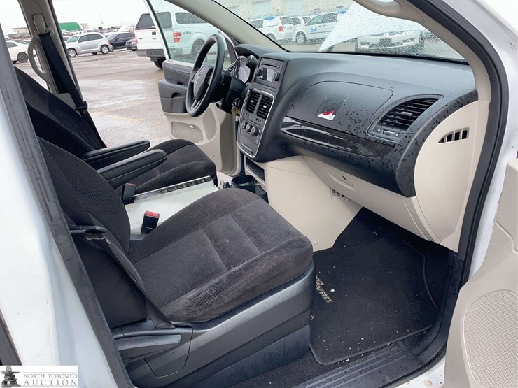 2014-dodge-grand-caravan-sxt-image-23