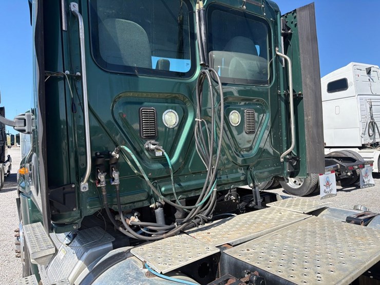 #31953-•-2013-freightliner-tandem-axle-truck-tractor-image-11