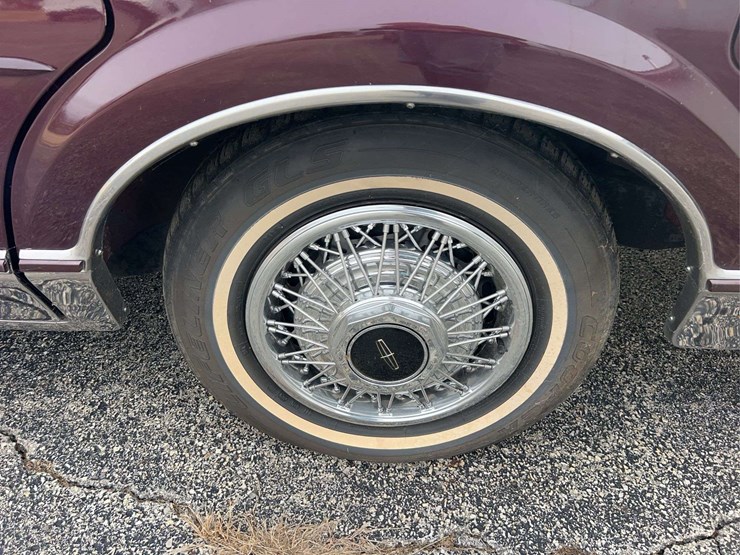 1989-lincoln-town-car-image-25