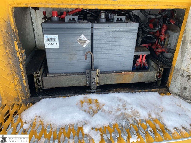 2010-freightliner-m2-106-image-43