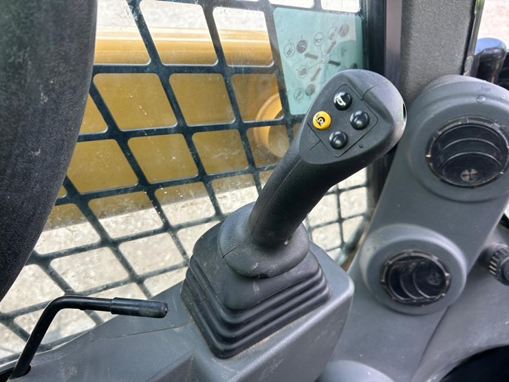 2022-caterpillar-259d3-image-26