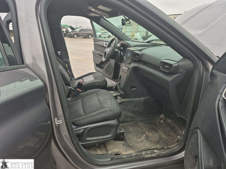 2020-ford-explorer-image-27