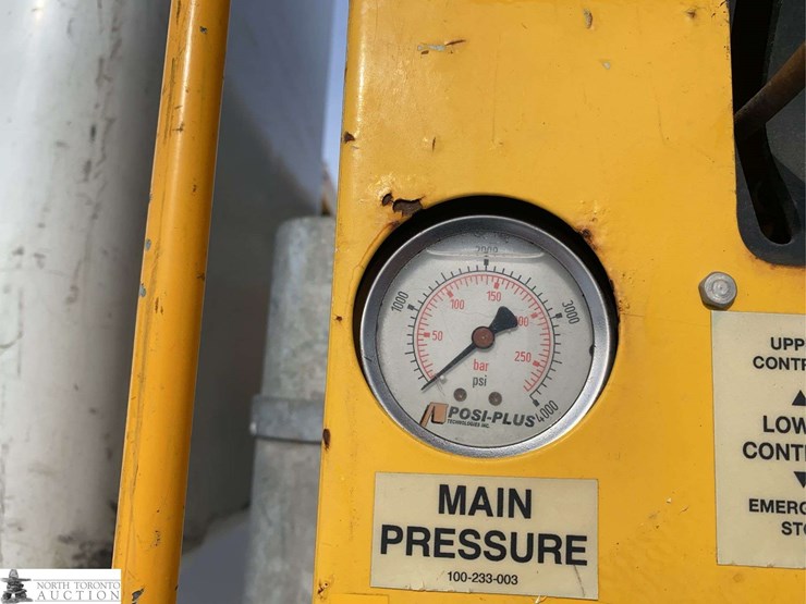 2010-freightliner-m2-106-image-37