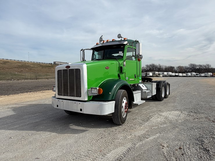 2021-peterbilt-367-image-1