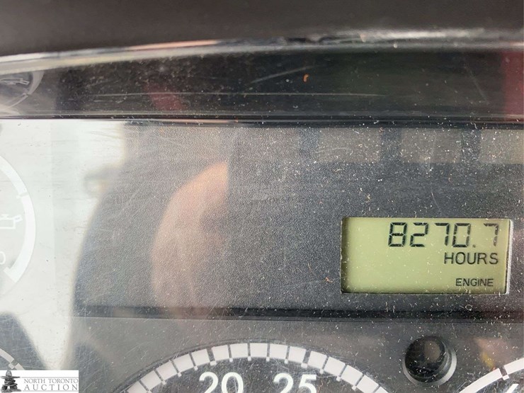 2011-freightliner-m2-106-image-13