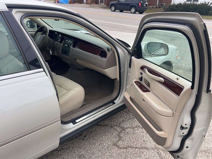 2005-lincoln-town-car-image-60