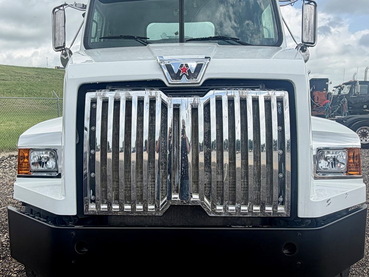 2022-western-star-4700-image-2