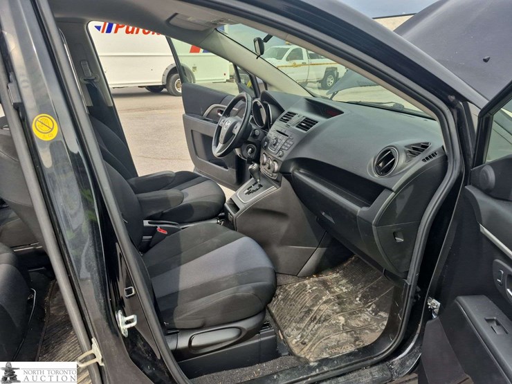 2014-mazda-mazda5-image-30