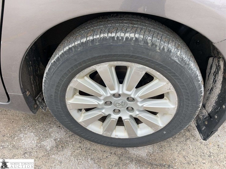 2015-toyota-sienna-image-24