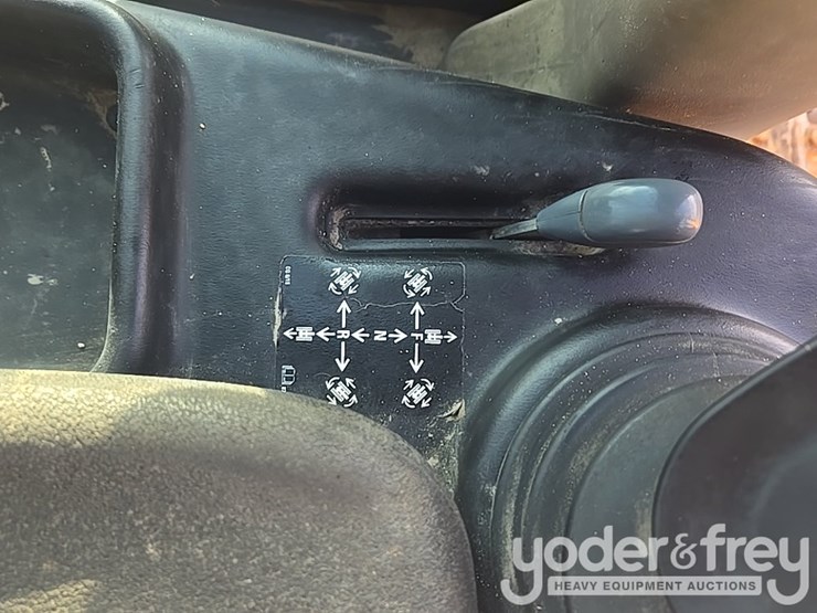 2016-case-750m-image-85