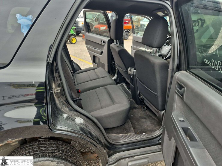 2010-ford-escape-image-34