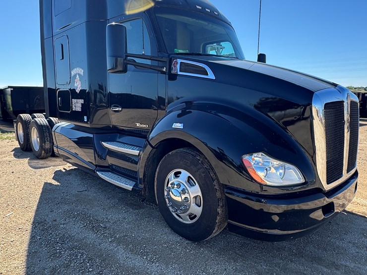2015-kenworth-t680-image-2