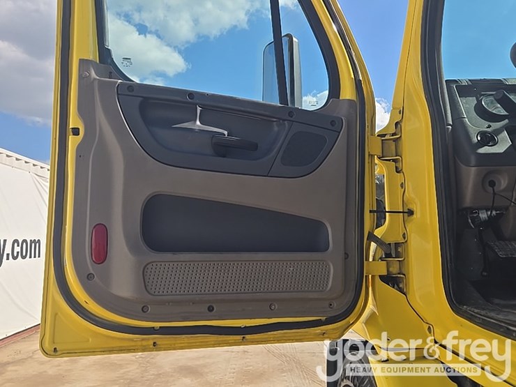 2014-freightliner-cascadia-113-image-93